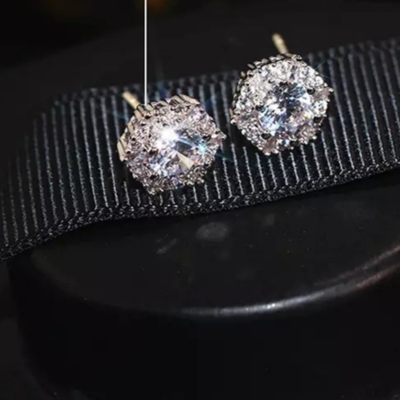 NEW 18k White Gold Diamond Hexagon Stud Earrings - Picture 6 of 8